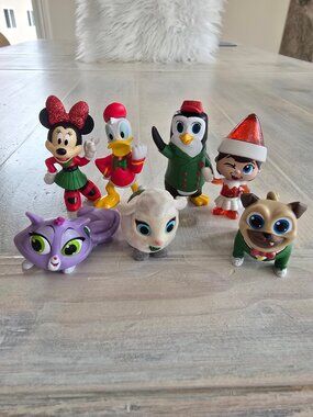 7 DISNEY Mini figures